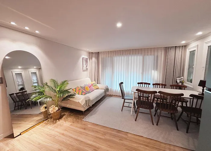 Beautiful Escape With Urban Charm *